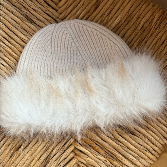 Aritzia Real Faux Fur Cuffed Beanie - Picture 3 of 4